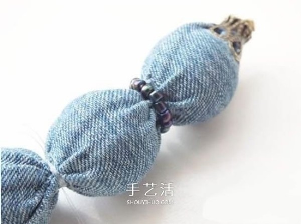 DIY method of bead-wrapped bracelet with illustrations of how to transform denim into an easy-matching bracelet