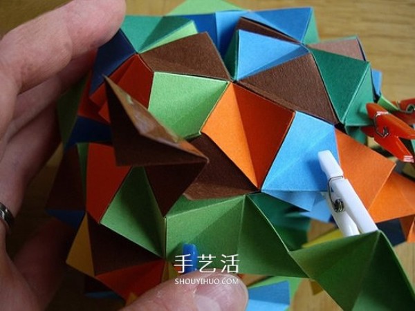 The steps of folding a paper ball and the picture of the detailed steps of origami balls