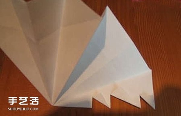 How to Fold a Three-dimensional Christmas Tree with Illustrations of Childrens Christmas Tree Origami Tutorial