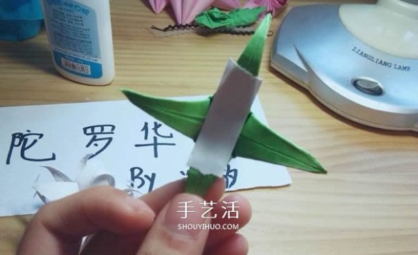 Illustration of folding method of Mandala flower, how to fold white Bana flower by hand