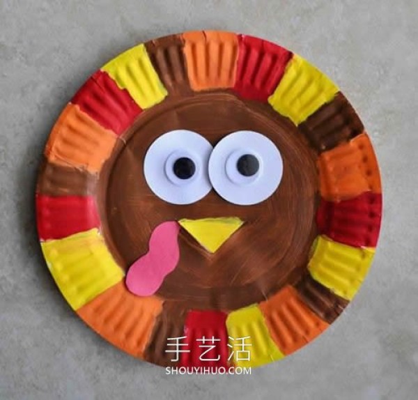 A super simple way to make a Thanksgiving turkey using a paper plate