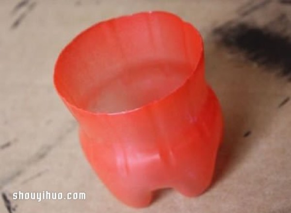 How to make a storage cup from the plastic bottle left after drinking Coke