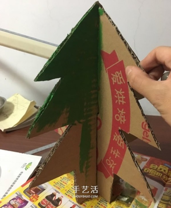 How to make a large three-dimensional Christmas tree from corrugated paper