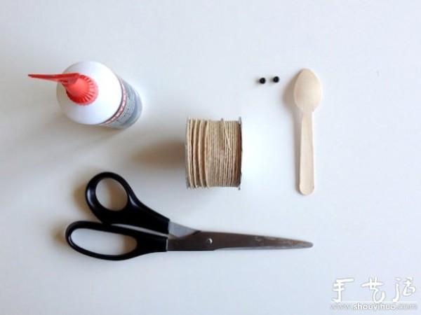 Disposable spoon waste is used to make DIY insect toys