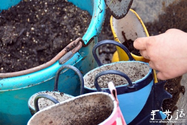 Beautiful flower pots DIYed with rain boots