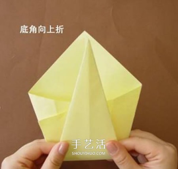 Illustrations of how to fold simple and cute origami wallets for children