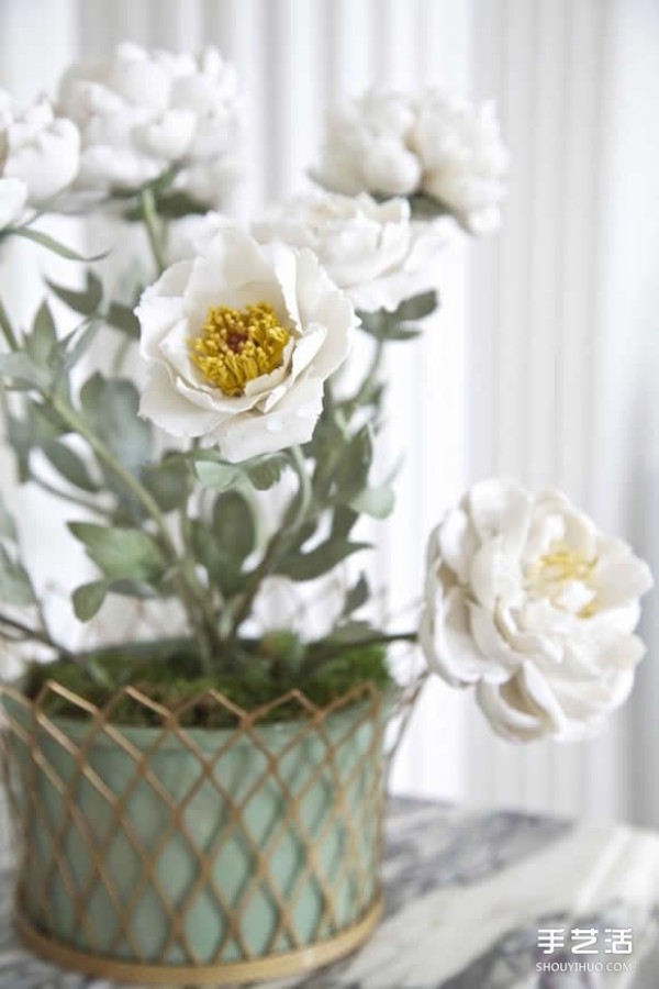 The elegant and simple porcelain flower sculpture shows the colorful world of flowers