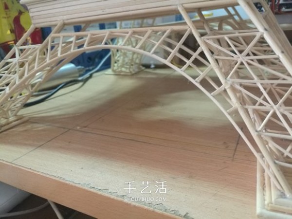 Detailed illustrated tutorial on hand-made Eiffel Tower model with bamboo sticks