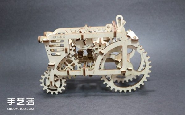 UGEARS self-propelled tractor model production uses rubber bands to generate power