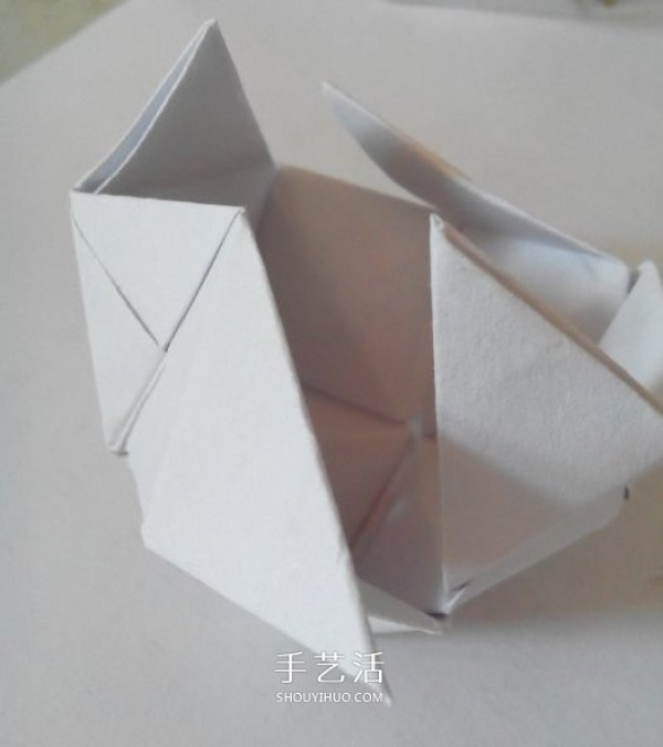 Illustration of folding a multi-faceted cube, step-by-step diagram of origami cube