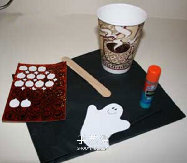 A small handmade Halloween toy production using paper cups to make ghost toys