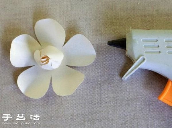 Illustrated tutorial on handmade gardenias made from cardboard