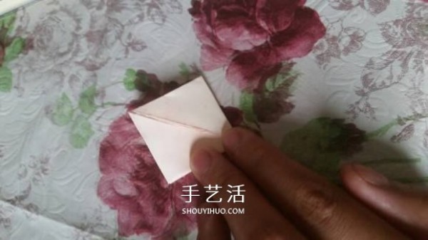 The folding method of lilies is simple and easy to learn. Pictures of how to fold lilies