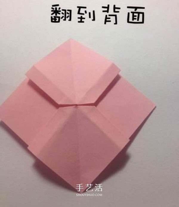 The steps of origami bow and the illustration of how to fold a simple bow