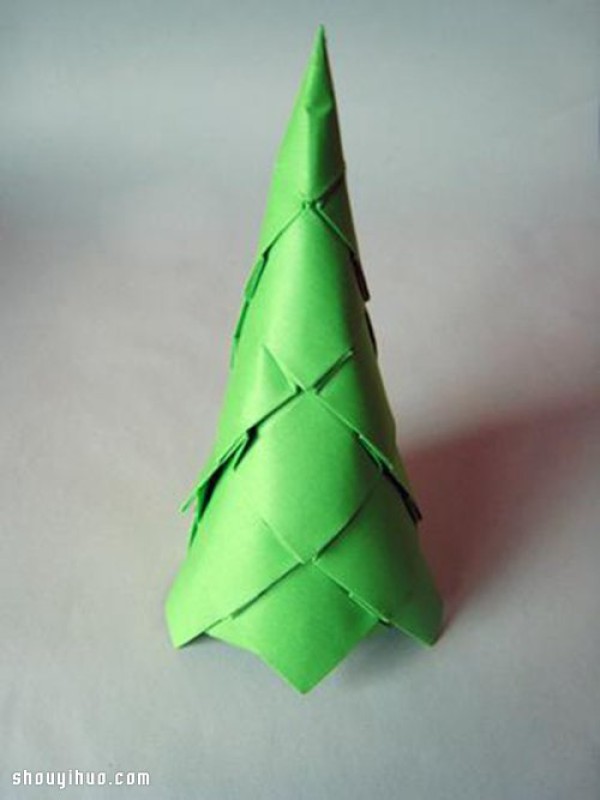 One piece of paper origami three-dimensional Christmas tree handmade DIY illustrated tutorial