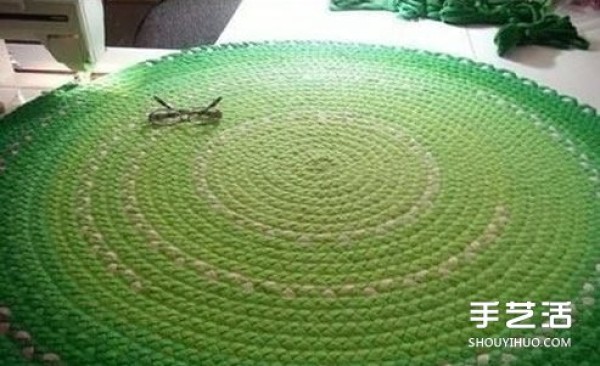 How to weave a carpet from an old T-shirt and create a beautiful round carpet DIY