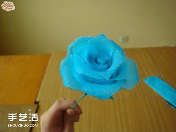 How to make handmade crepe paper roses, simple folding method of crepe paper roses