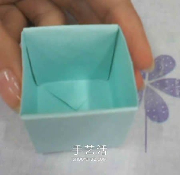 The folding method of the square packaging box with lid also includes the bow tie on the lid