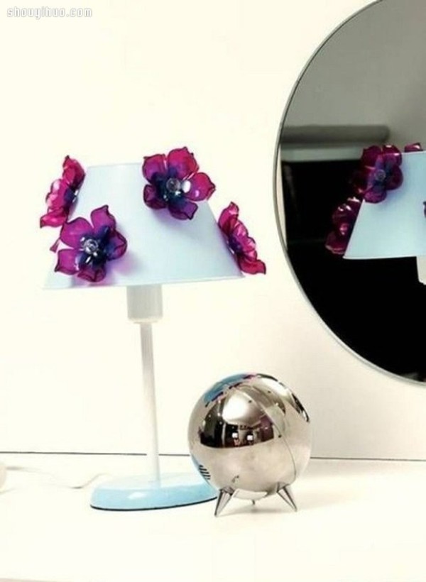 Beverage bottles and plastic bottles are turned into treasures by DIY lamp shades decorated with plastic flowers