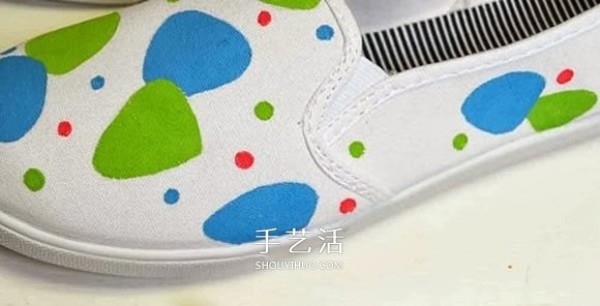 How to transform white canvas shoes by hand painting to transform white canvas shoes