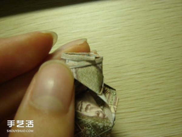 Paper money origami camera illustration and a detailed explanation of how to fold a dollar bill into a camera