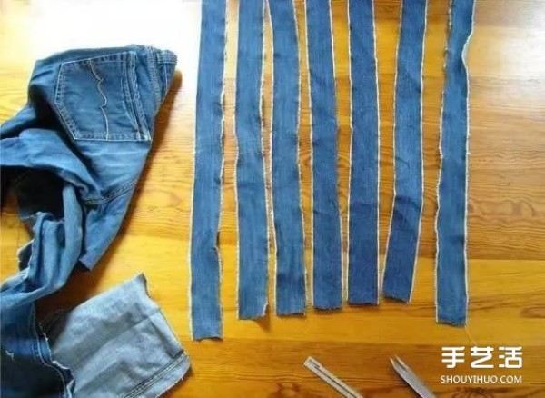 Make a grocery shopping tote bag with a crossed old jeans and transform it into a grocery shopping bag