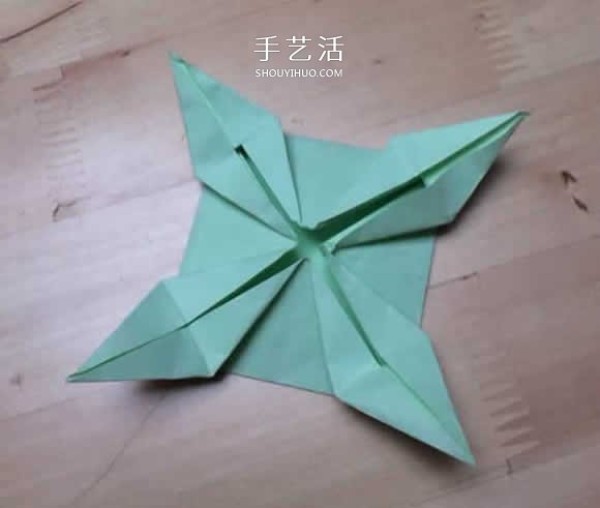 How to fold a spinning paper top with a simple flower-shaped top origami tutorial