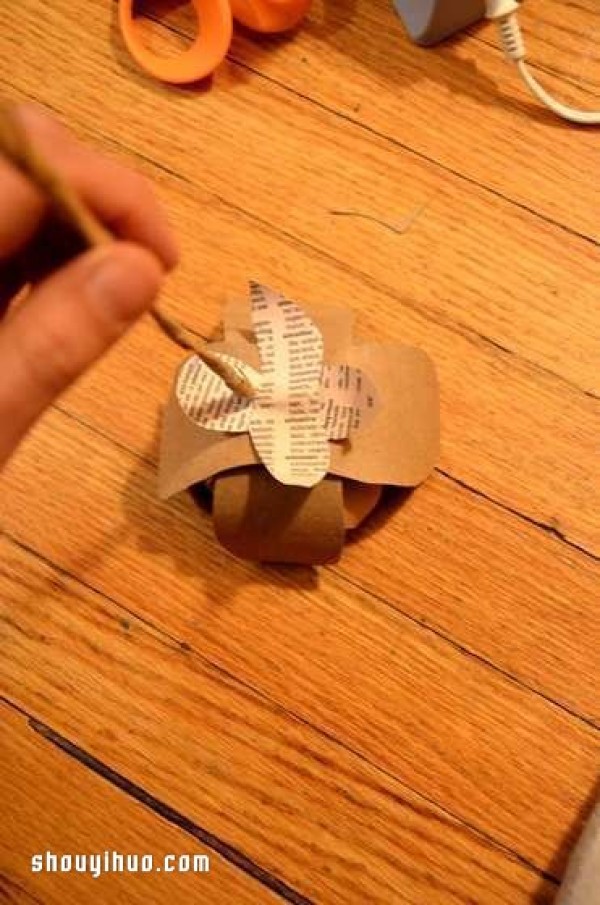 How to make beautiful decorative flowers from toilet paper rolls step by step