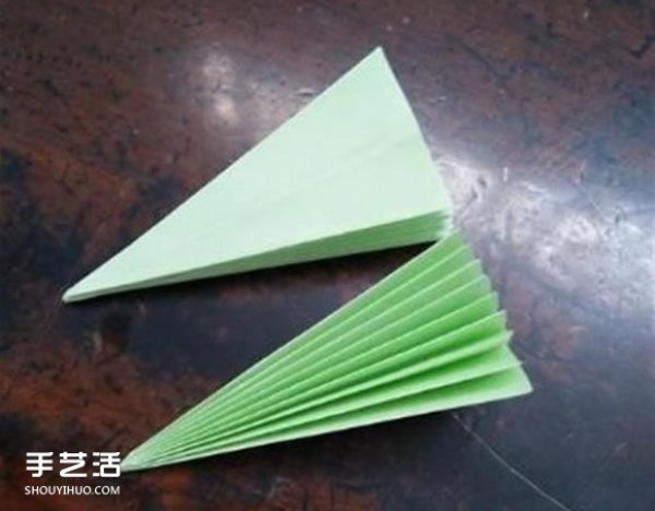 The folding method of a small three-dimensional umbrella illustrates how to make a paper umbrella for children