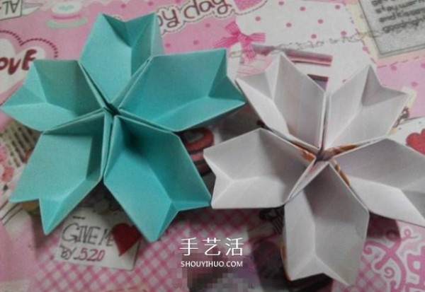 How to fold origami cherry blossoms, illustrated with the steps of folding combined cherry blossoms