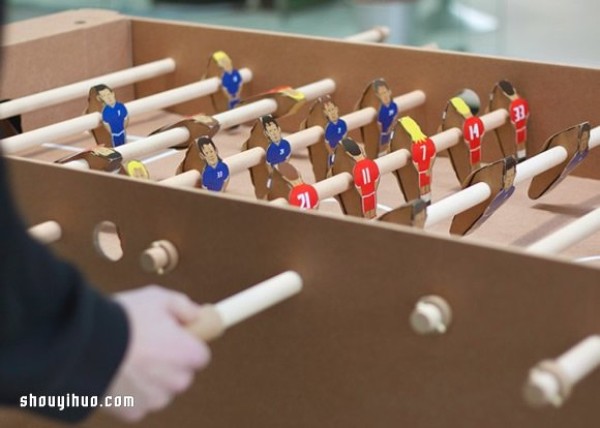 Using cardboard to make your own table football machine, the prerequisite is that you are ingenious enough! 