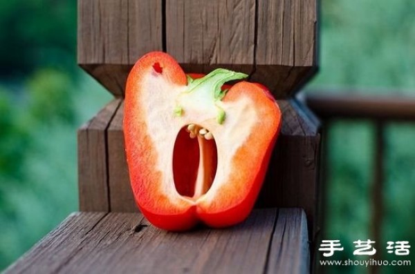 Green pepper and red pepper creative DIY horror expression