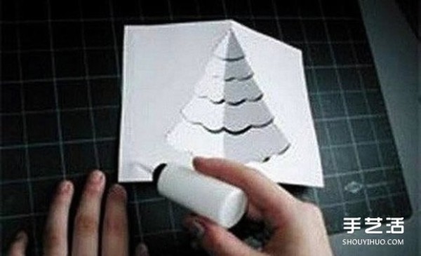 Detailed illustrated steps for making a three-dimensional Christmas tree greeting card