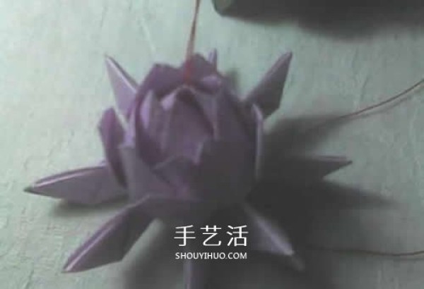 The origami method of praying lotus illustrates the folding steps of a simple lotus