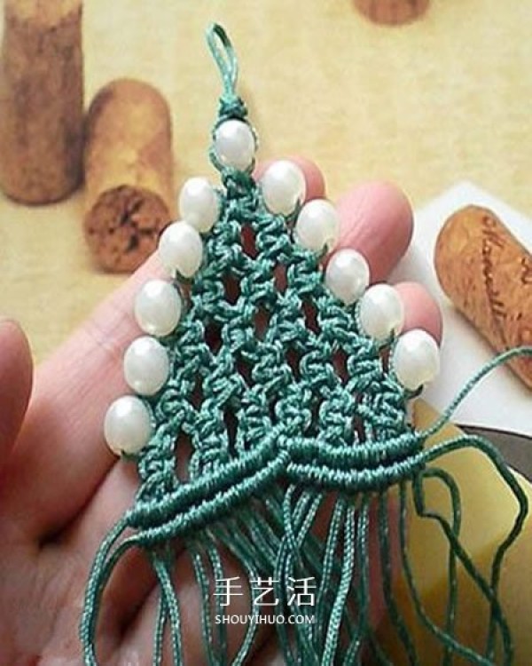 How to braid small Christmas tree pendants and how to weave hand-woven Christmas tree ornaments Illustration