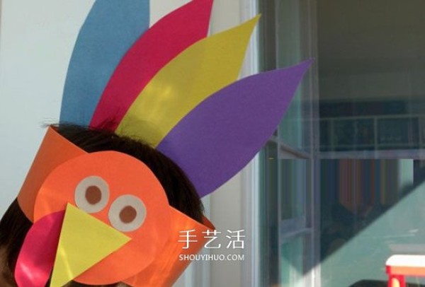 Use cardboard to make a cartoon turkey headdress for Thanksgiving Day handmade production