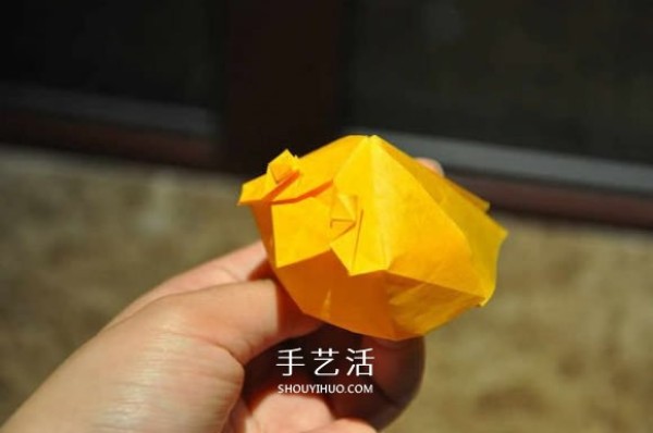 Steps to make origami big yellow duck, illustrations of how to fold a yellow duck