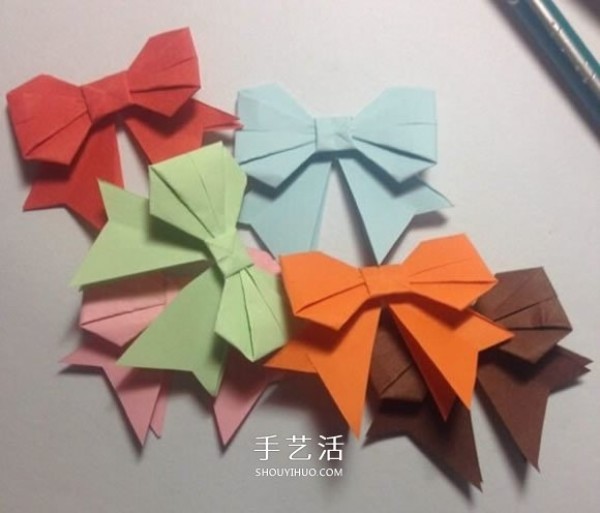 The steps of origami bow and the illustration of how to fold a simple bow