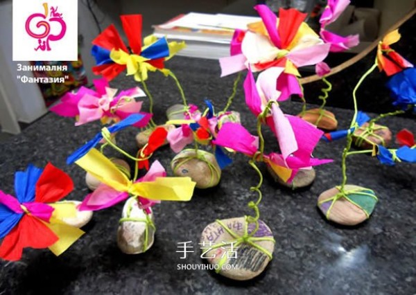 The simplest way to make crepe paper flowers with crepe paper flowers for young children