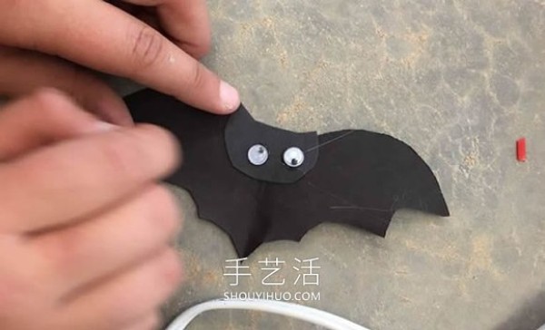 Tutorial on how to make handmade Halloween bat wall decorations in kindergarten