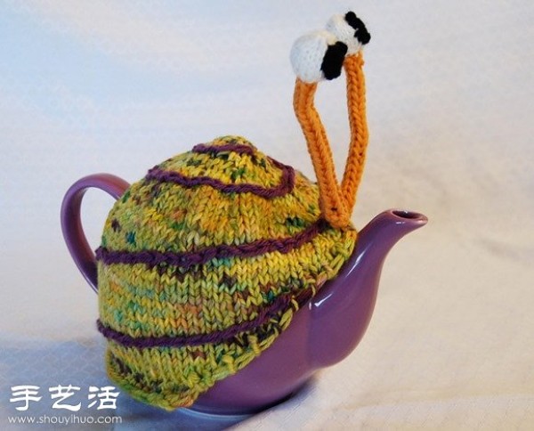 Add a sweater and the old teapot turns into a fashionable and interesting snail pot