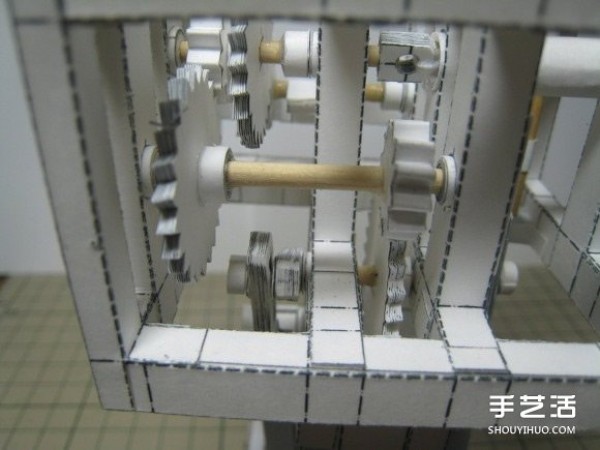 Pictures of hand-made self-driven paper robots model of gear-driven paper robots