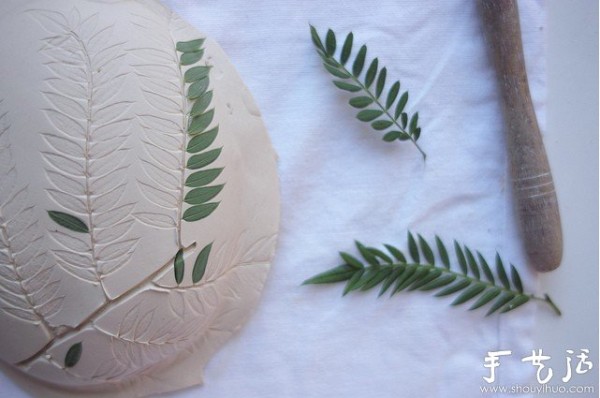 Plants and pottery are combined to DIY beautiful pottery