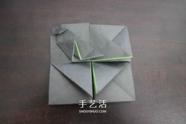 Illustrations of how to fold the NIKE logo using the origami method