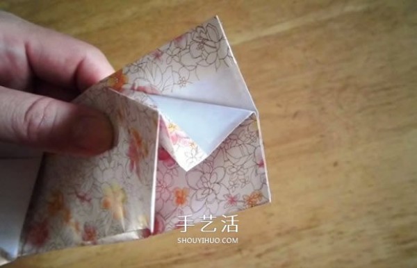 Detailed step-by-step diagram of the folding method of hand-made origami rice dumplings for the Dragon Boat Festival