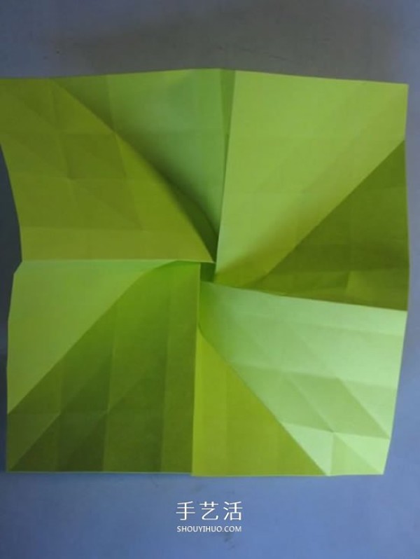 The origami illustration of the original paper rose is very detailed