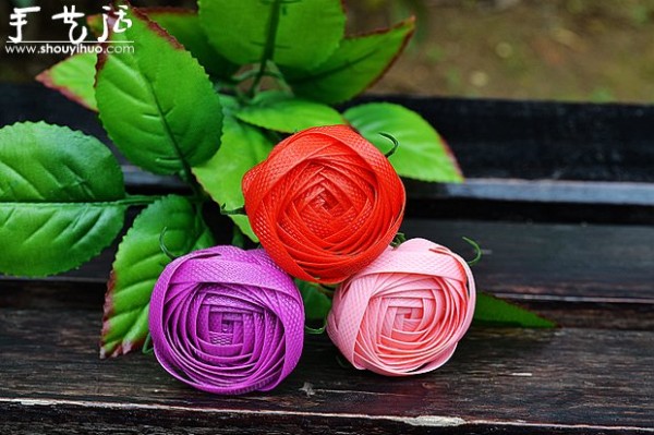 Tutorial on hand-woven beautiful flowers with woven tape