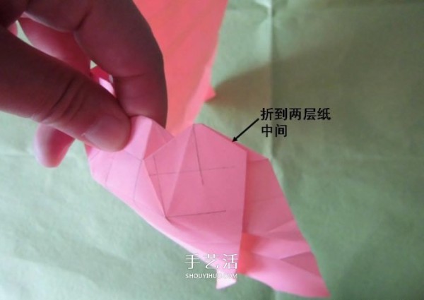 How to fold a wine glass rose and illustrate the process of handmade origami wine glass roses