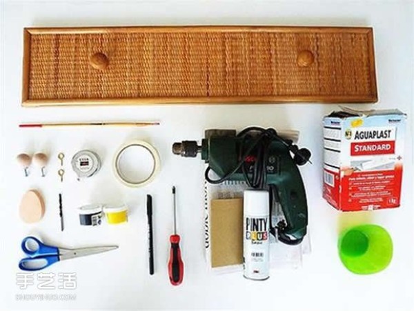 DIY tutorial on transforming straw drawers into wall-mounted hooks and artistic style coat racks