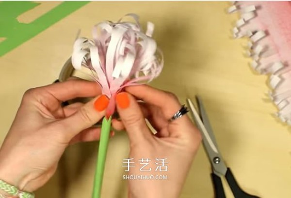 Illustration of how to make three-dimensional chrysanthemums from hand-made colored paper for Double Ninth Festival